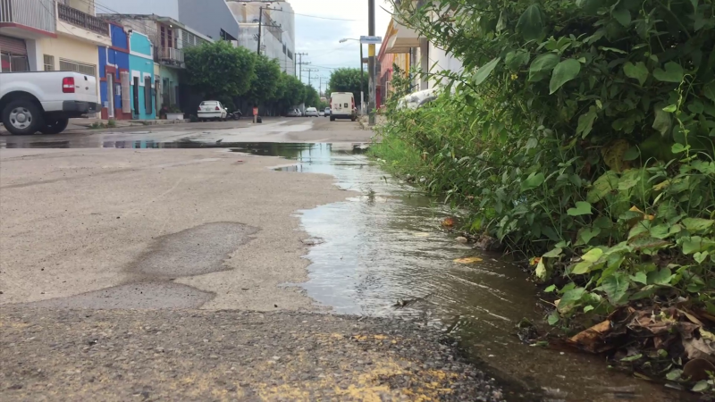 Fuerte fuga de agua potable en la calle German Evers