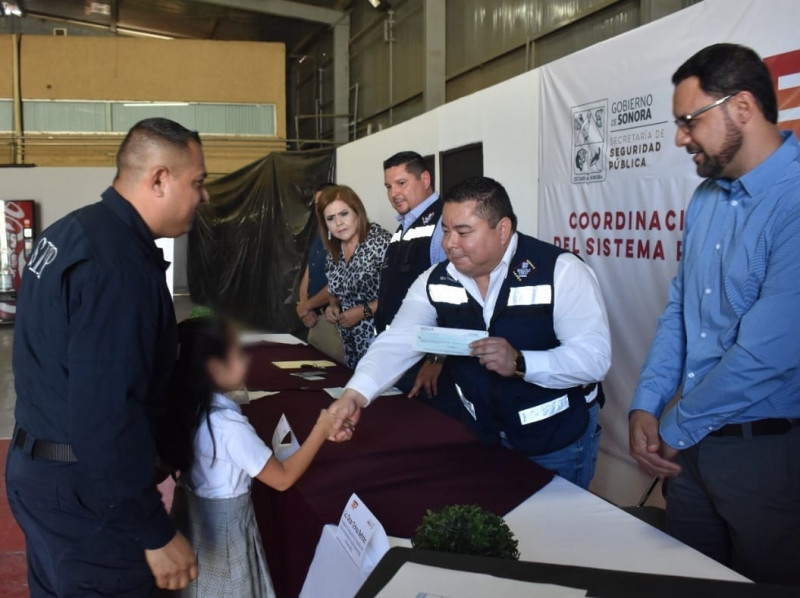 Entrega Gobierno de Sonora becas a hijas e hijos de personal penitenciario