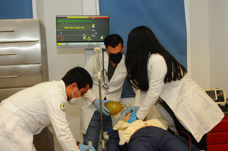 Forman a profesionistas con éxito en el Centro de Simulación Clínica