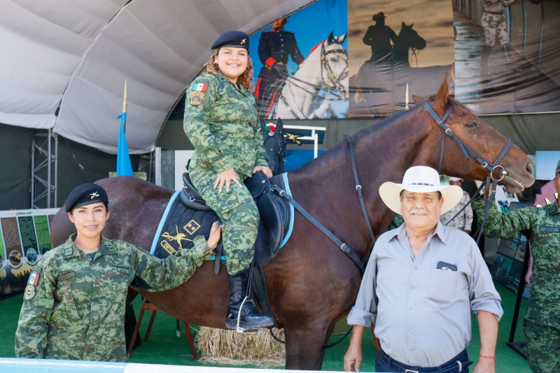 Abre Andrea Ibarra las ponencias de atletas sonorenses destacados en exposición militar