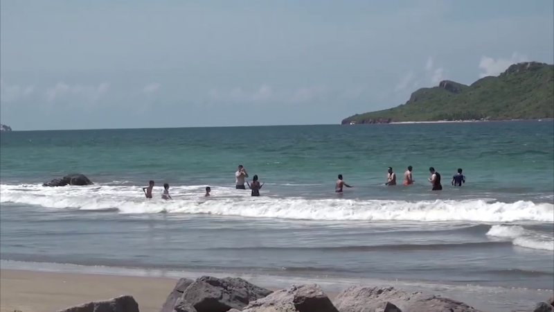 Baja la afluencia de bañistas en playas de Mazatlán