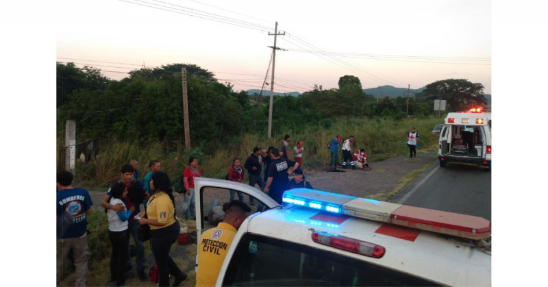 16 lesionados por volcadura de transporte de personal en Rosario