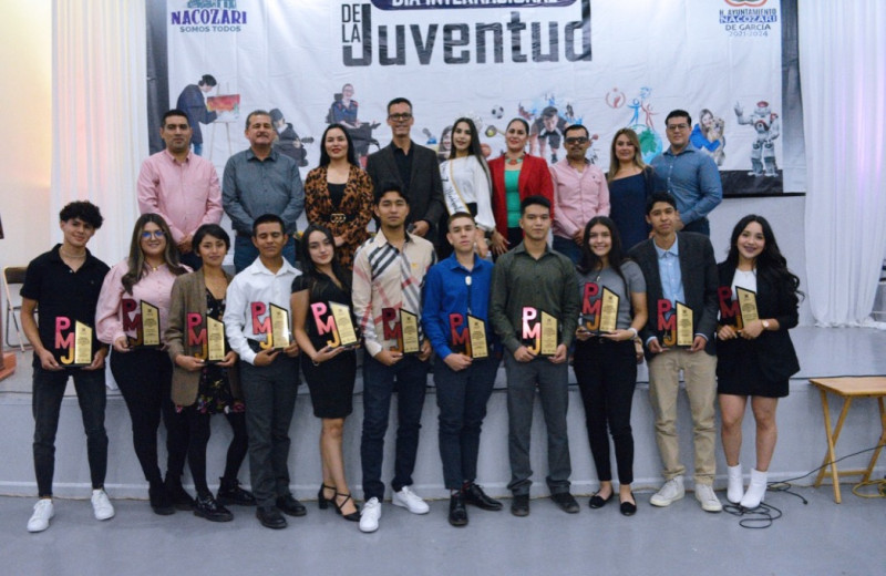 Entrega Rebeca Valenzuela Premio Municipal de la Juventud en Nacozari