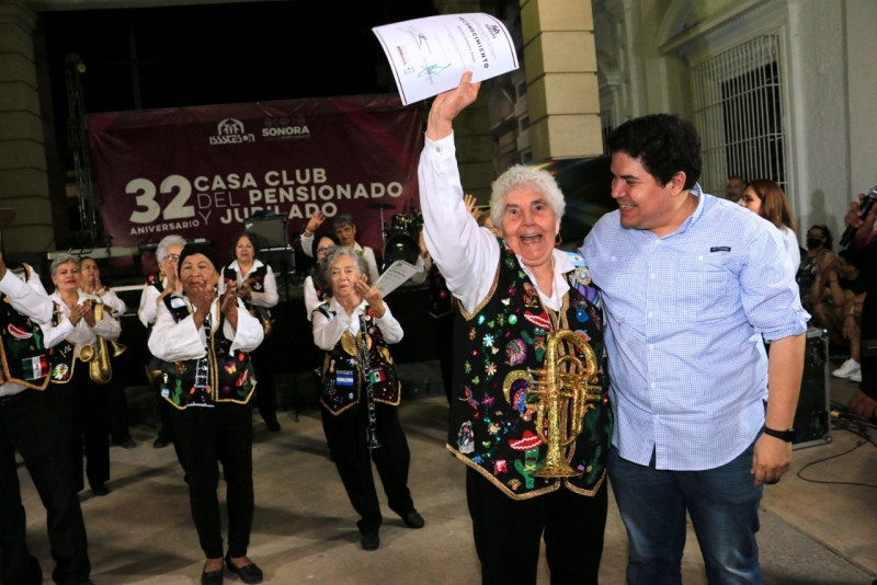 Ofrece Coro de Adultos Mayores de Isssteson concierto tributo a Juan Gabriel