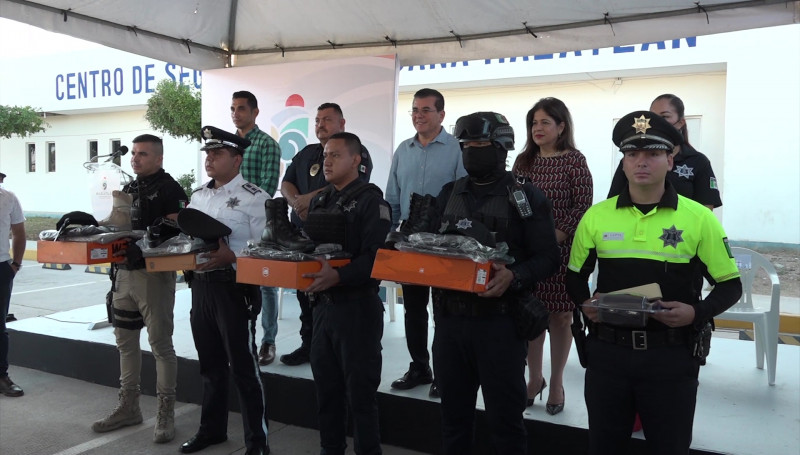 Se entregan más de 6 millones de pesos en uniformes y equipo para Policías de Mazatlán