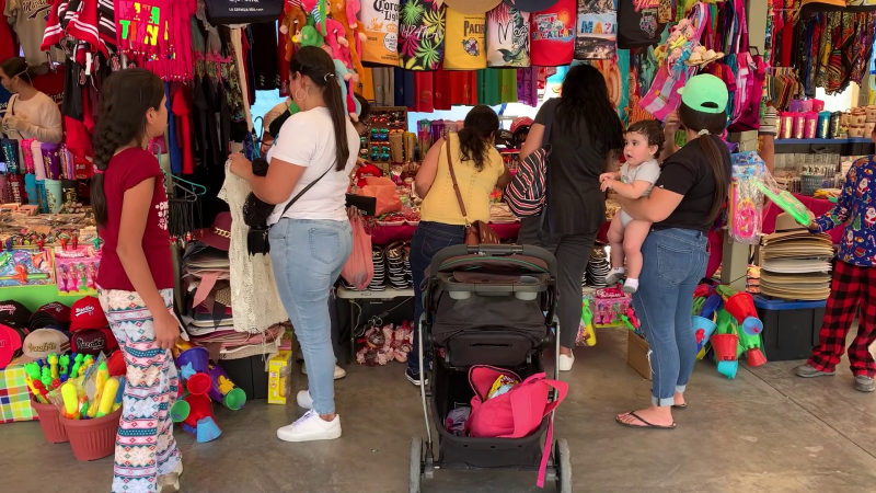 Ventas "tranquilas" en el mercado de artesanías y souvenirs en Mazatlán