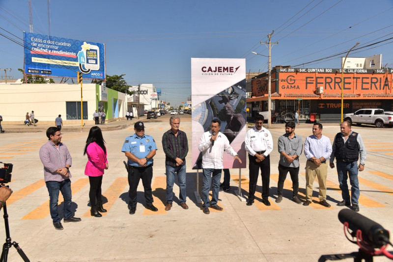 Inaugura alcalde crucero con concreto hidráulico en California y No Reelección