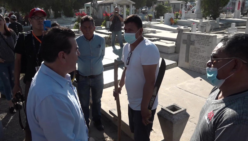 Alcalde de Mazatlán recorre panteones municipales
