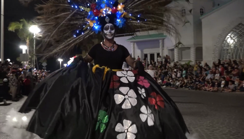 Realizan en Mazatlán desfile de Día de Muertos