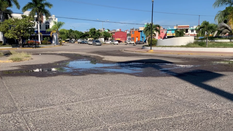 Vecinos reportan mega fuga de aguas negras en la avenida los Delfines en Mazatlán