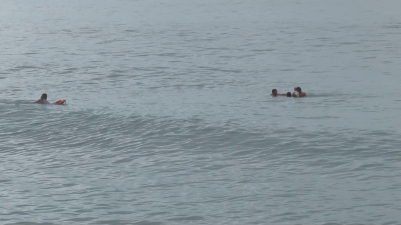 Mujer turista es rescatada de morir ahogada en Mazatlán