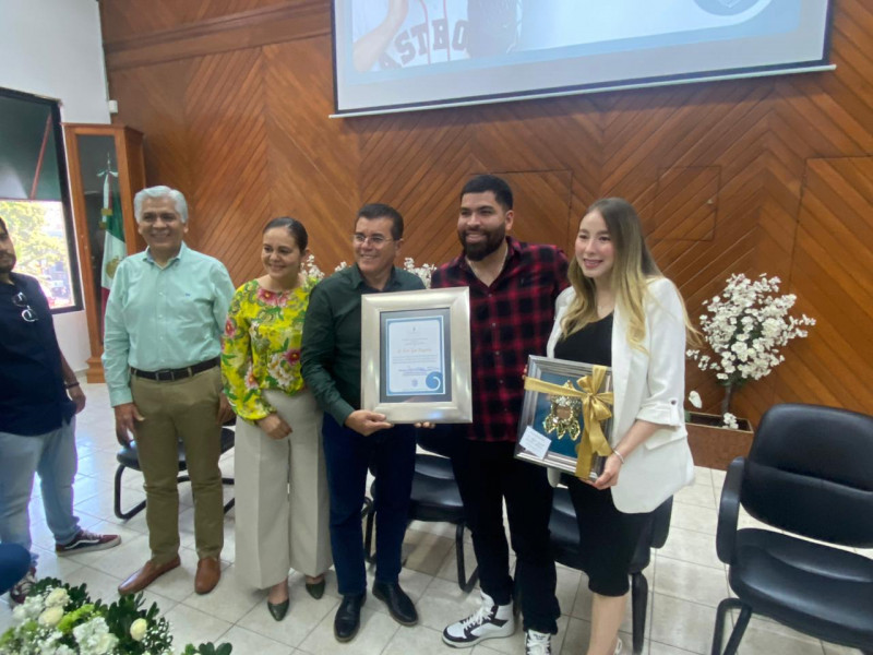 Urquidy recibe reconocimiento del Ayuntamiento de Mazatlán