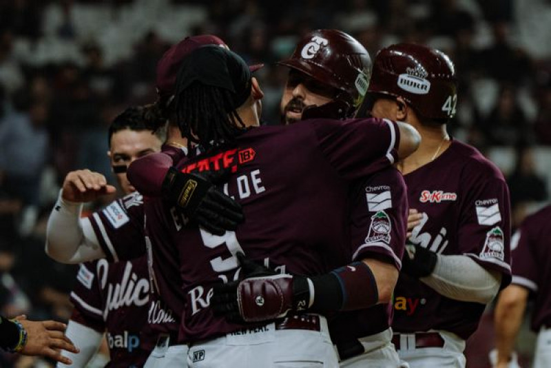 Par de cuadrangulares dan victoria y serie a Tomateros frente a Algodoneros