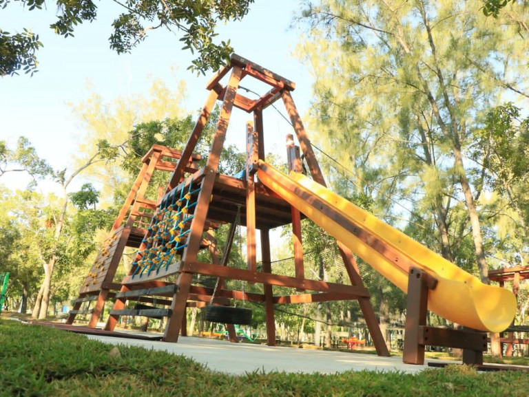 Inauguran área de juegos infantiles en el Parque Central