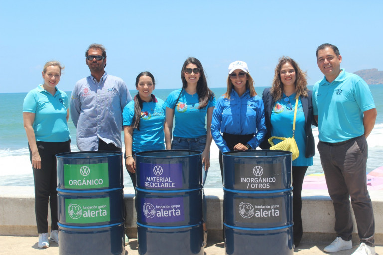 Popul Auto Mazatlán y Fundación Grupo Alerta instalan estaciones de basura en playas de Mazatlán