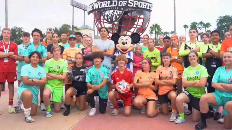 "Memo" Ochoa visita a jóvenes jugadores de fútbol en el parque Disney de Florida