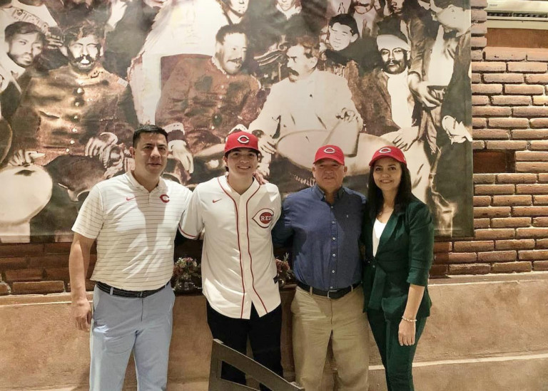 ichiro Cano firma para la organización de los Rojos de Cincinnati