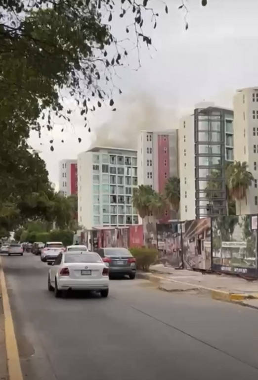 Rescatan a 25 personas de incendio en edifico