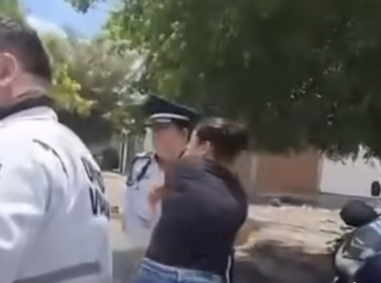 Se arma el pleito entre mujeres una es elemento de tránsito