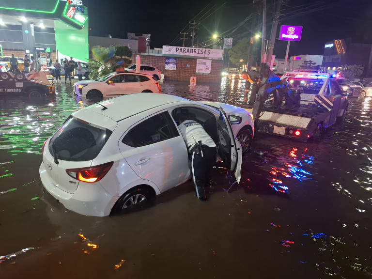 37 automovilistas fueron auxiliados por fallas tras lluvia en Culiacán