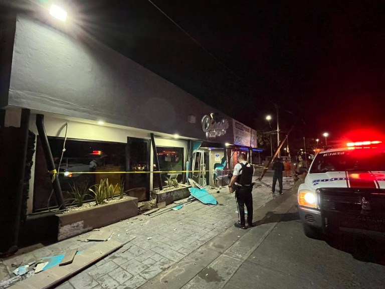 Conductor de un Spark se impacta en restaurante en la Guadalupe