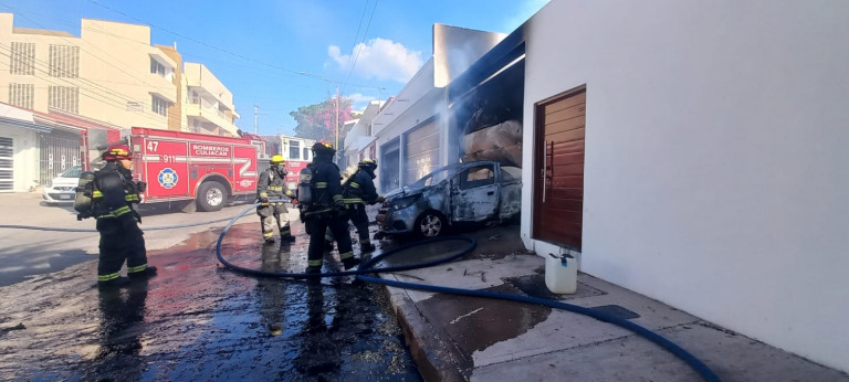 Atacan e incendian por segunda ocasión una residencia en Lomas de Guadalupe, en Culiacán