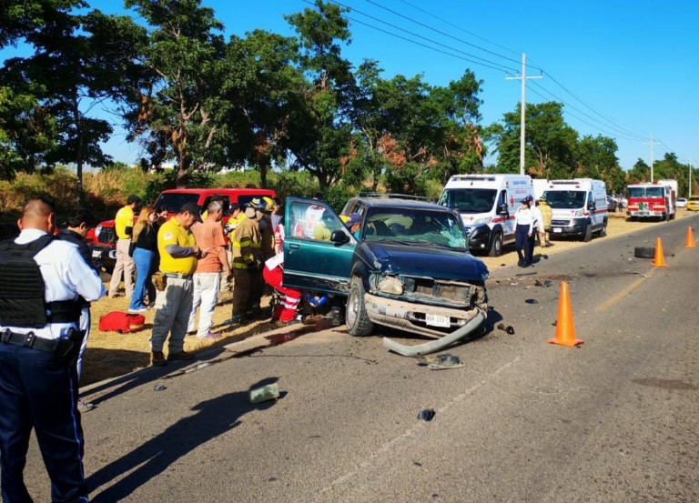 Tres personas heridas en carambola por la carretera a Navolato