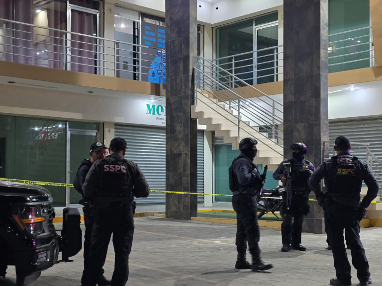 Asesinan a joven en plaza comercial en Rincón Real, en Culiacán