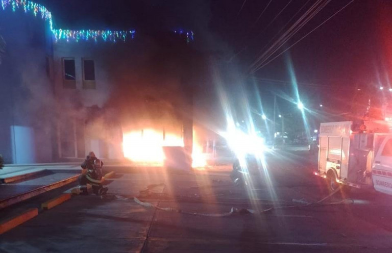 Vandalizan e incendian bodega y tienda de uniformes de una guardería, al norte de Culiacán