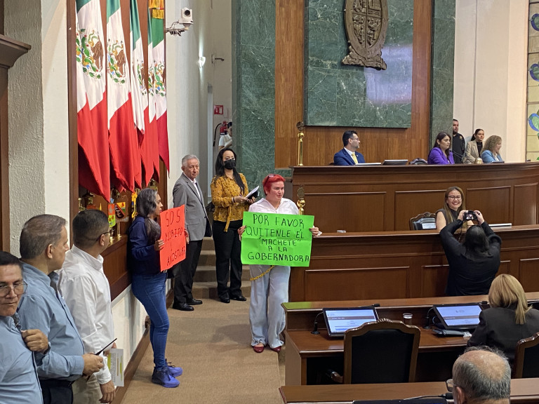 Se encadena Yessenia Rojo en el Congreso