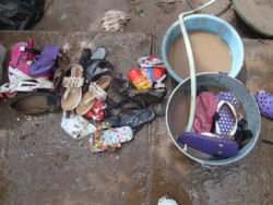 Entregan apoyos a familias perjudicadas por lluvias en Culiacán.