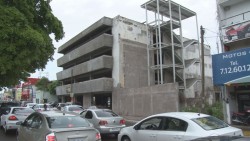 Encuentran a una persona sin vida en edificio abandonado