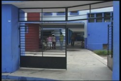 Divide a padres de familia el pago de la cuota voluntaria de ingreso en la primaria Ángel Flores, del Centro
