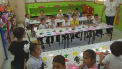 Entre risas y llantos regresan a la escuela.