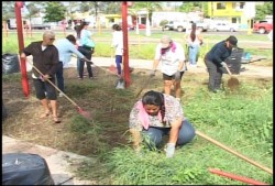 Mujeres obreras de plantas congeladoras embellecen las áreas verdes del parque Bonfil