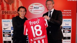 Andres Guardado es presentado en el PSV de Holanda