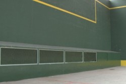 La cancha e Trinquete del Centro Cívico Constitución luce abandonada