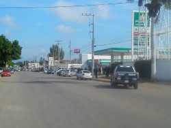 Balacera deja a dos civiles muertos y un policía herido