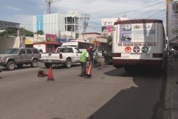 Brigadas rellenan los peligrosos baches