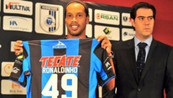 Presentan a Ronaldinho con Querétaro