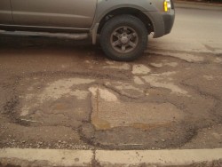 Los baches "adornan"  la avenida Obregón.