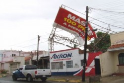 Cae espectacular sobre una vivienda en la colonia Los Pinos