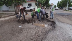 A marcha forzada trabajan brigadistas en los baches