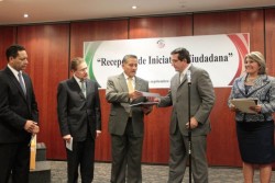 Entrega el PAS iniciativa ciudadana al Senado