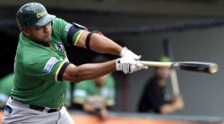 Sandy Madera le gana premio a John Lindsey, al ser nombrado "Jugador más valioso"
