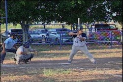 Lanza Manuel Cadena joya de pitcheo en softbol de los Médicos