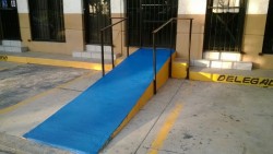Hacen demostración de nuevo recubrimiento antiderrapante  para rampas de acceso para  discapacitados