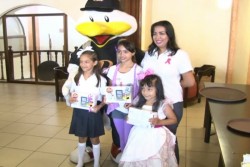 Entregan premios a ganadores de concurso de dibujo Antibullying de canal 7
