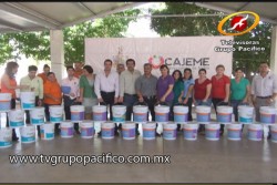 Entrega de 55 cubetas de pintura en beneficio a 10 instituciones
