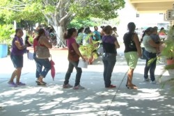 Largas filas para solicitar las becas económicas